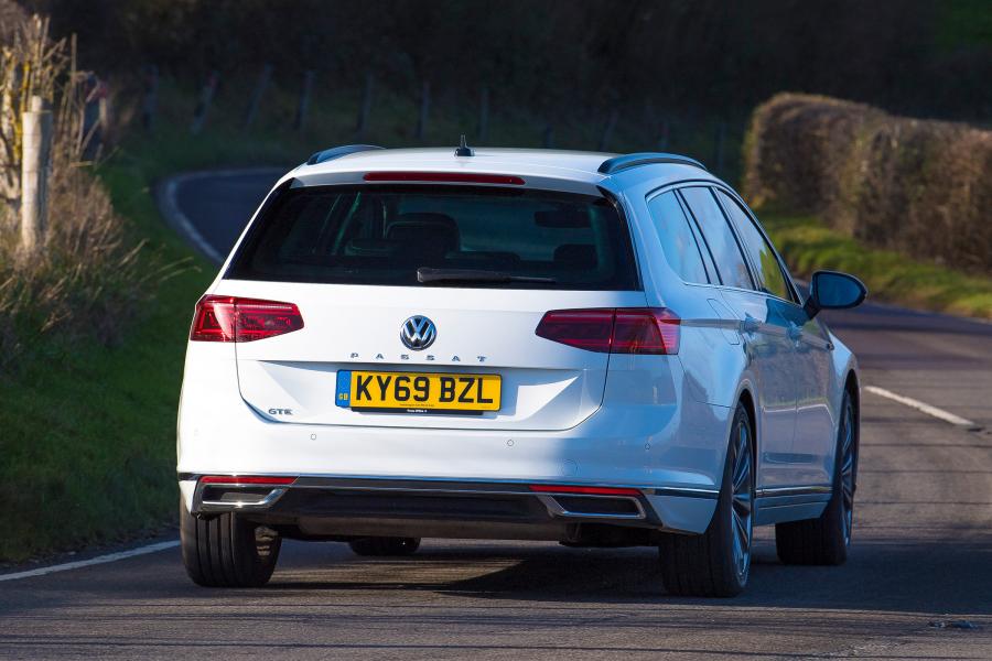  Volkswagen Passat GTE Estate (B8) 2019 года  (UK) (фото 39 из 40)